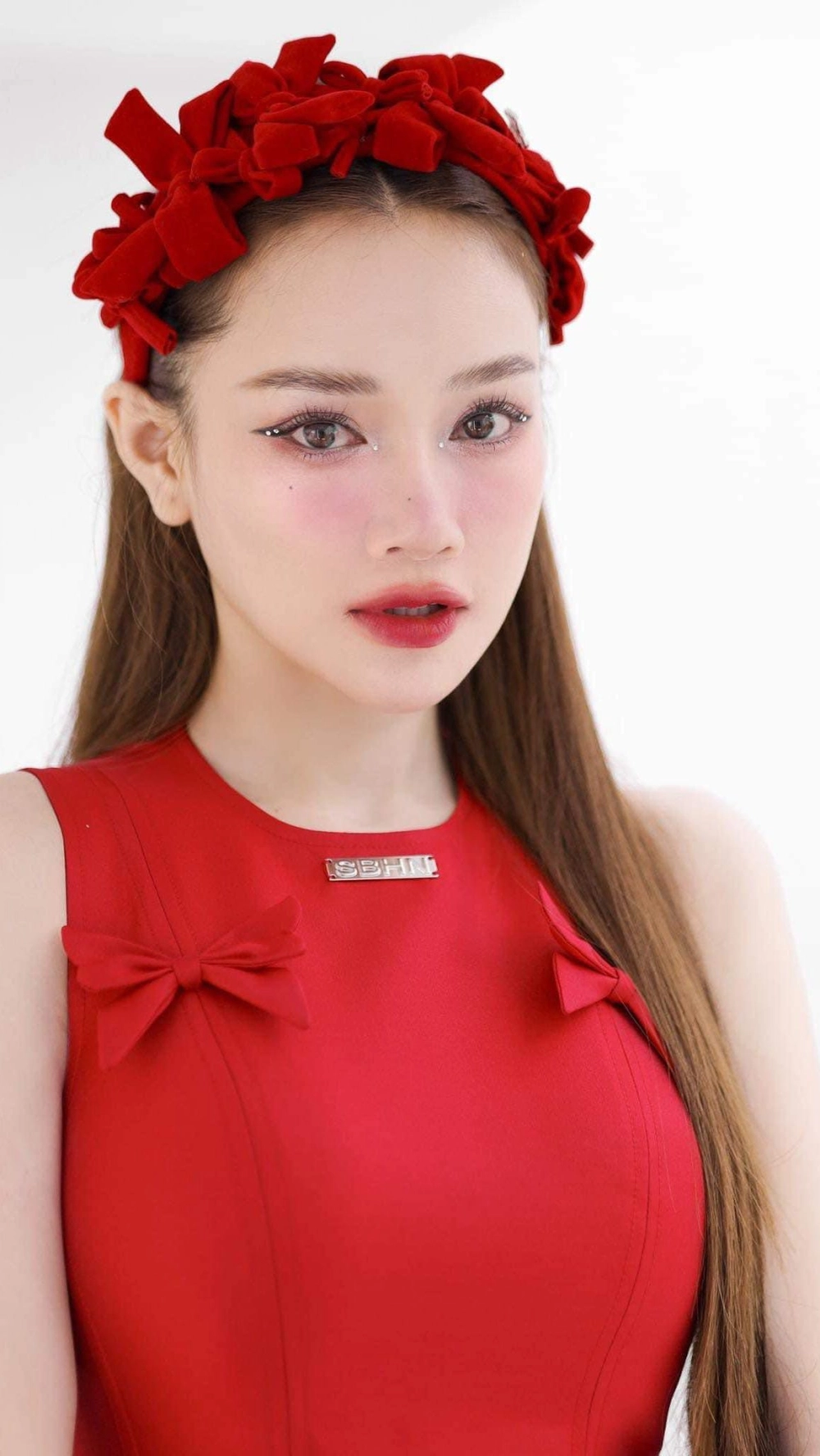 Hari Won Nhã Phương thân thiết trong nhiều lần xuất hiện chung