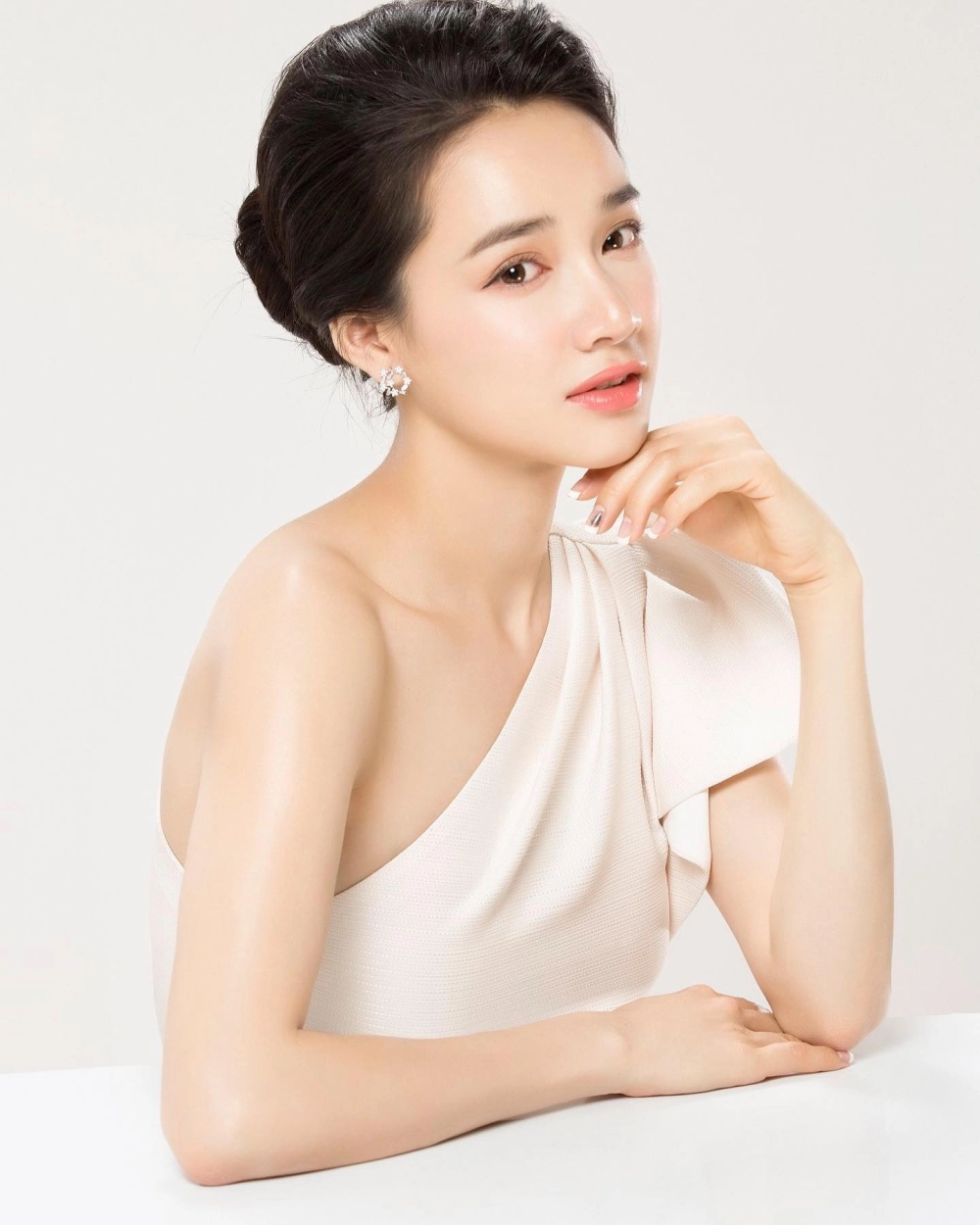 Ảnh sexy Nhã Phương vẫn giữ nét thanh lịch và kín đáo