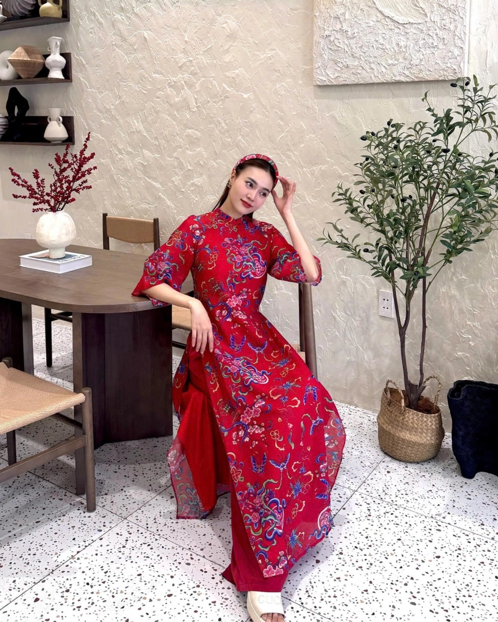 Sự quyến rũ tuyệt vời của Lan Ngọc mặc váy làm say lòng người