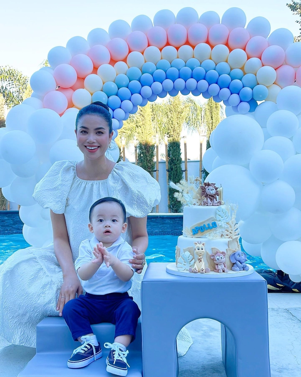 Kết nối cùng Facebook Phạm Hương để khám phá những câu chuyện đời thường và sự nghiệp nổi bật