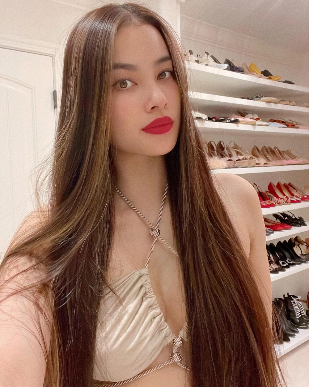 Phạm Hương sexy luôn biết cách gây ấn tượng mạnh mẽ với vẻ đẹp hoàn hảo