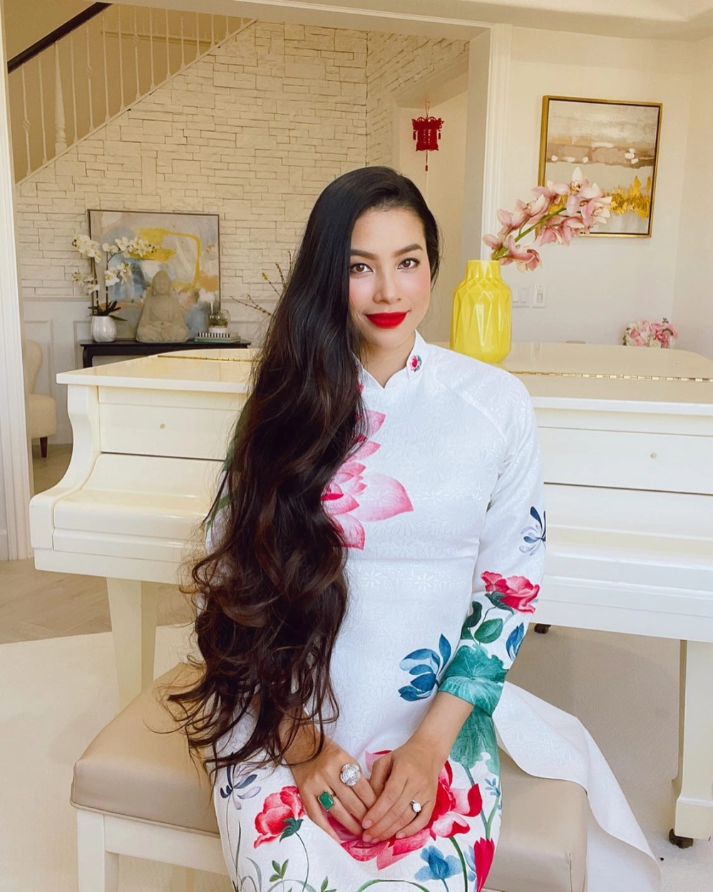 Khám phá chiều cao ấn tượng và phong cách của Phạm Hương trong mọi sự kiện
