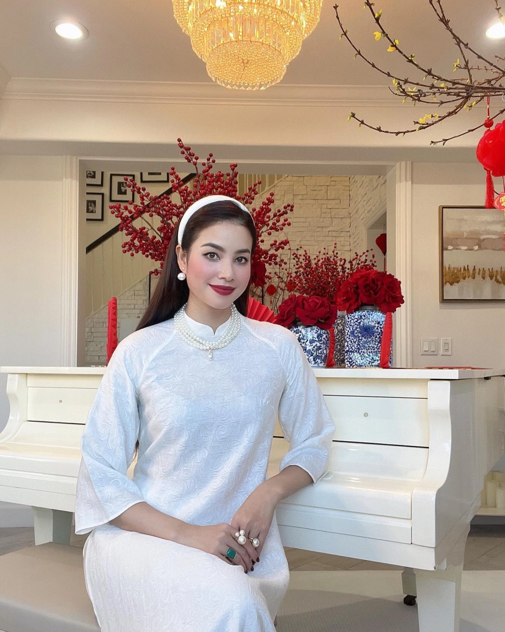 Ngắm nhìn Phạm Hương mặc áo dài trong những bộ trang phục truyền thống đầy duyên dáng