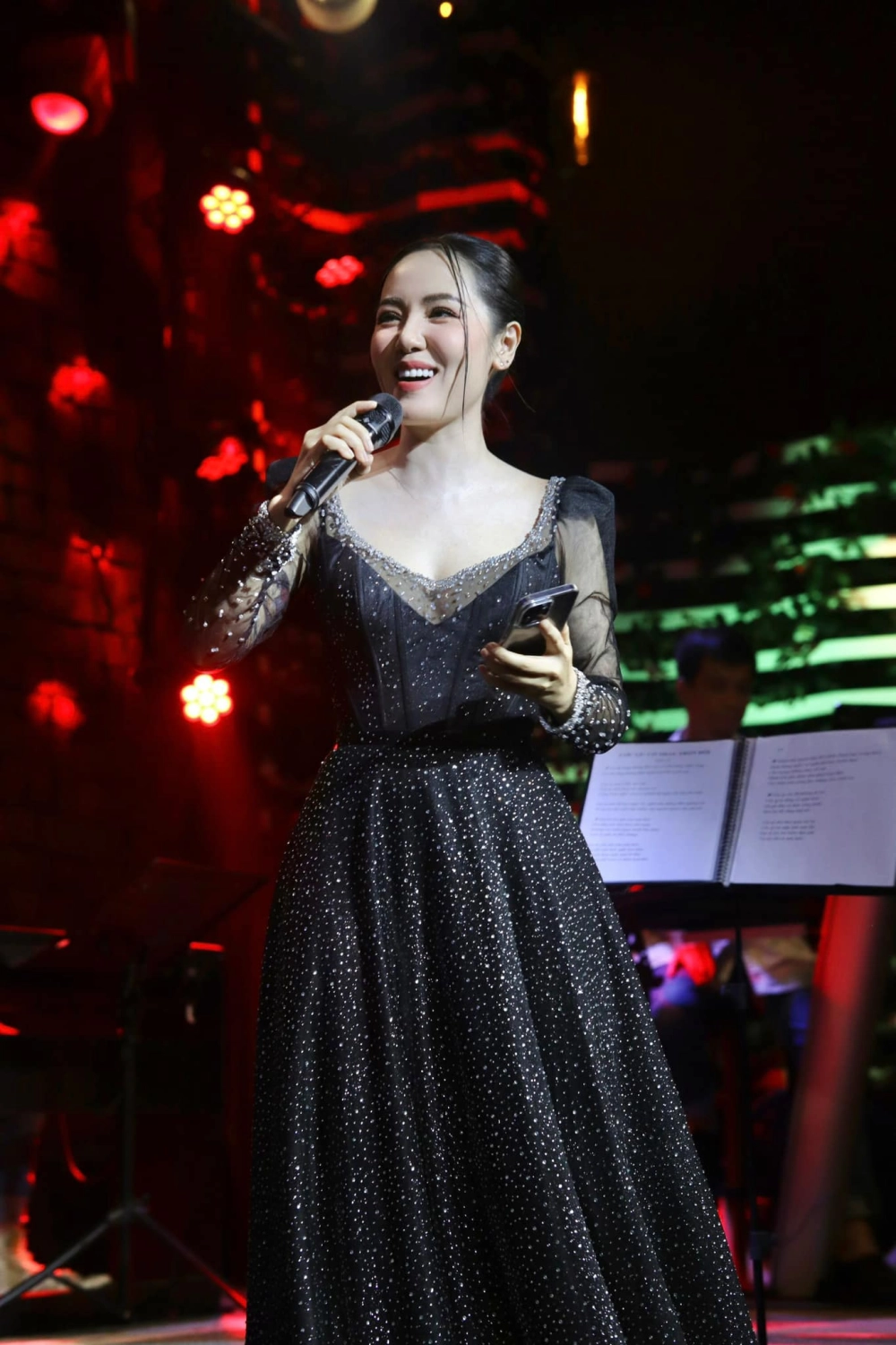 Trải nghiệm Phương Linh karaoke với những bản hit quen thuộc