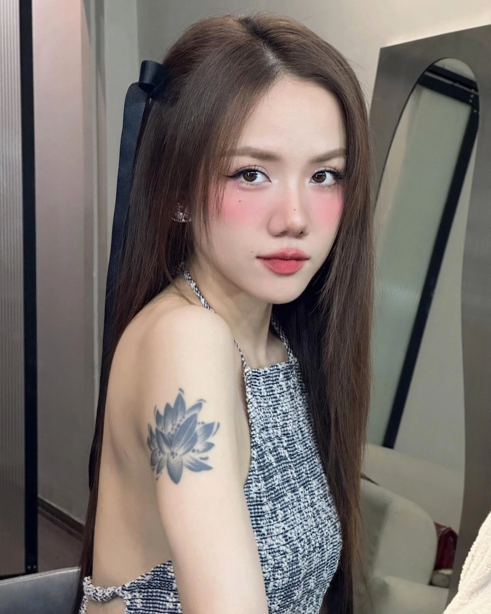 Cùng cảm nhận tình cảm trong lời bài hát phương ly anh là ai đầy thấm đẫm.