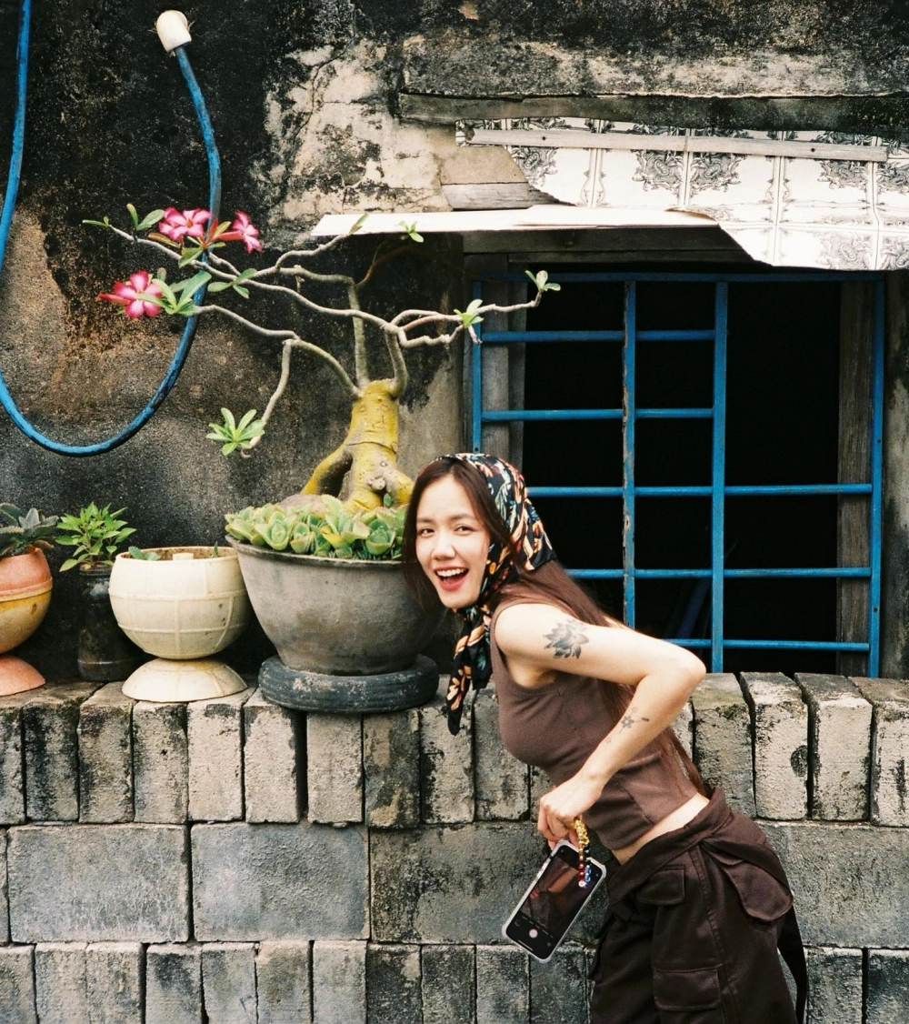 Khám phá phương ly bao tuổi và hành trình âm nhạc đáng ngưỡng mộ.