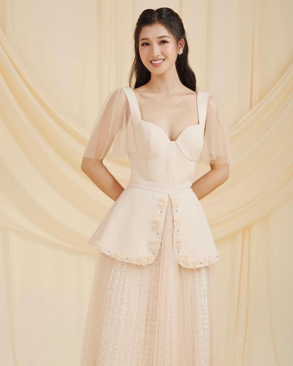 Gái xinh cute tóc dài với nụ cười tỏa nắng làm say lòng người