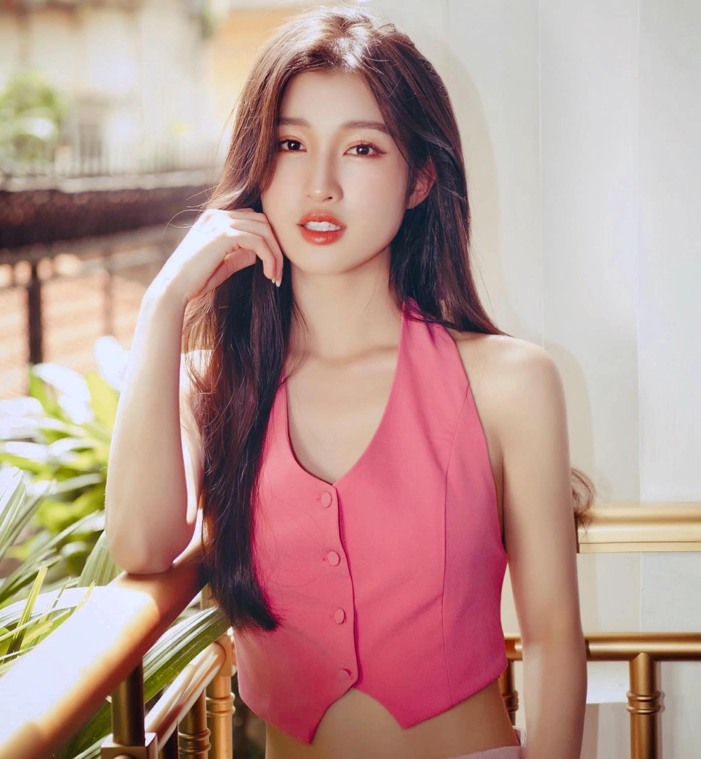 Á hậu Phương Nhi Miss International gây chú ý với phong cách hiện đại và duyên dáng