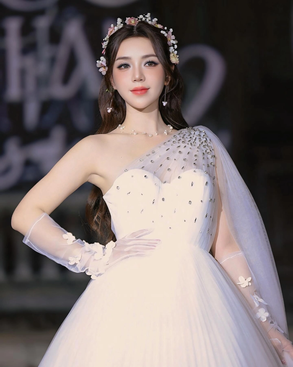 Avatar cute gái dễ thương, rạng rỡ và nổi bật giữa đám đông