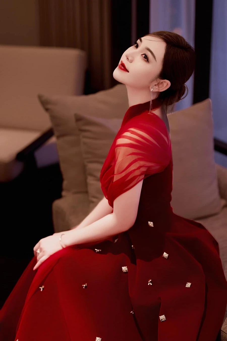 Khám phá phong cách cá tính qua ảnh cô gái cute đeo kính
