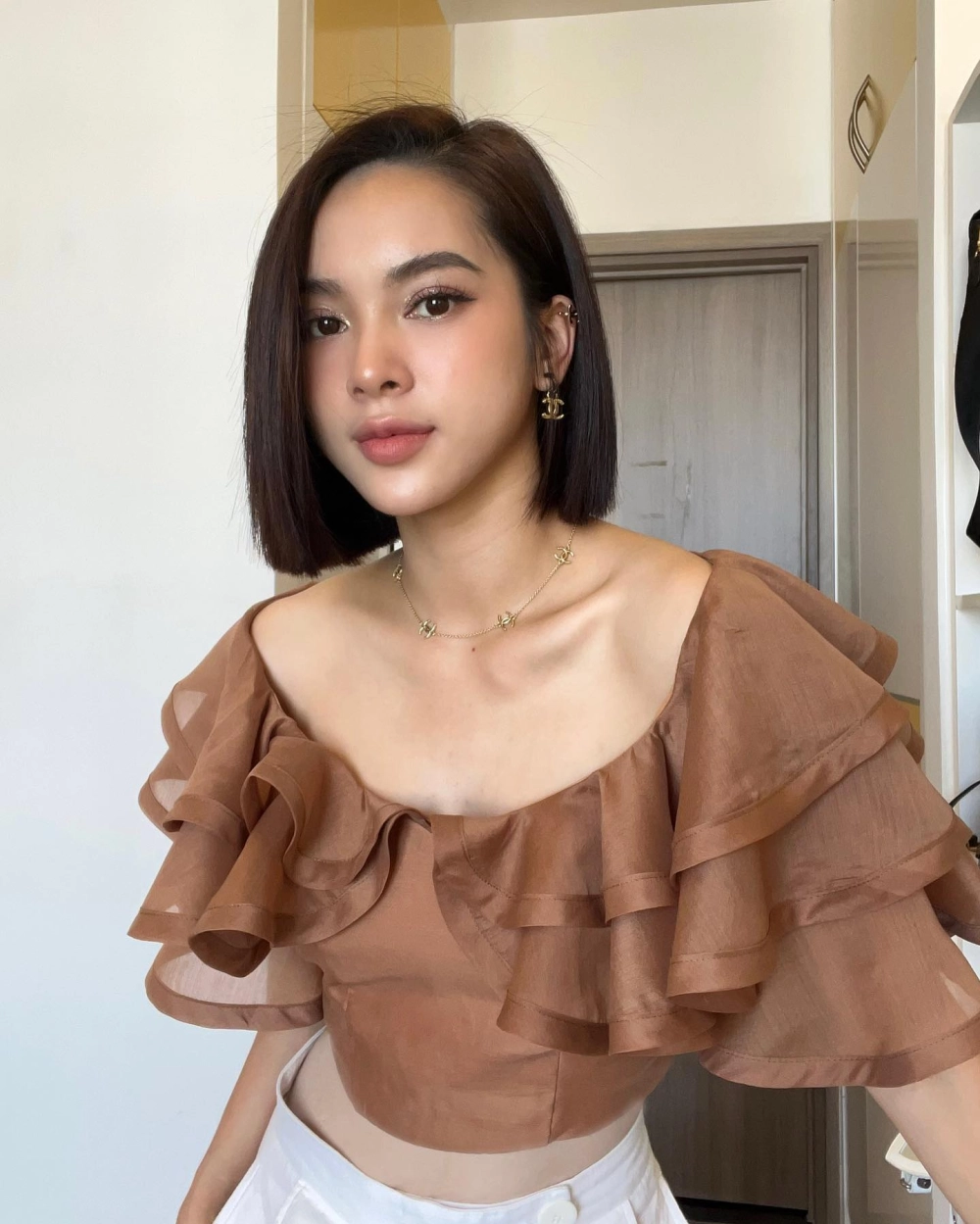 Ảnh đại diện cô gái đẹp trẻ trung, dễ mến và phong cách