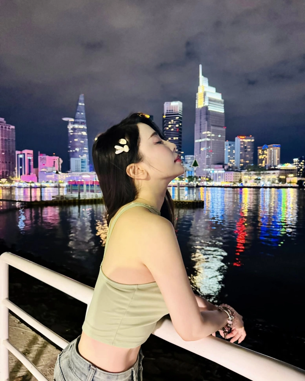 Cảm giác ấm áp và dễ thương trong ảnh gái xinh tự sướng với thú cưng