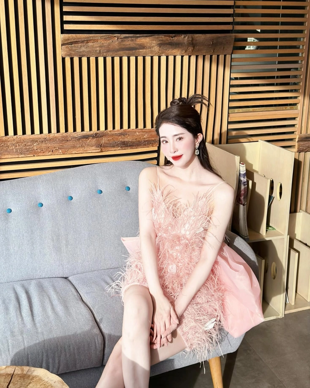 Gái xinh mặc váy ngắn tiktok thể hiện phong cách thời trang hiện đại và sự tự tin tuyệt vời