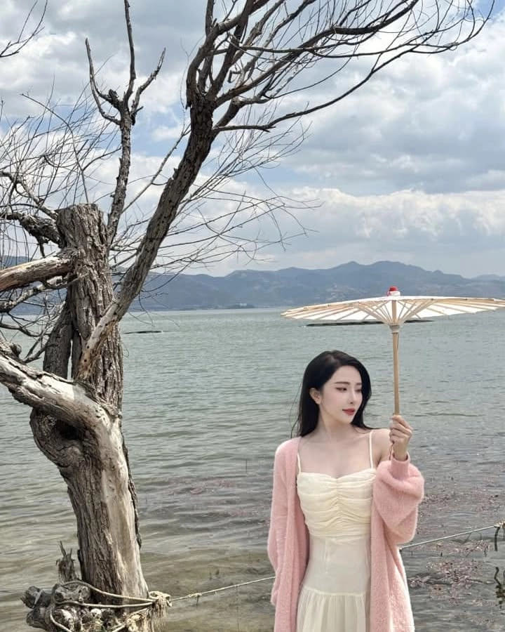 Tình bạn gắn kết qua những bức hình ảnh thiếu nữ selfie với bạn bè