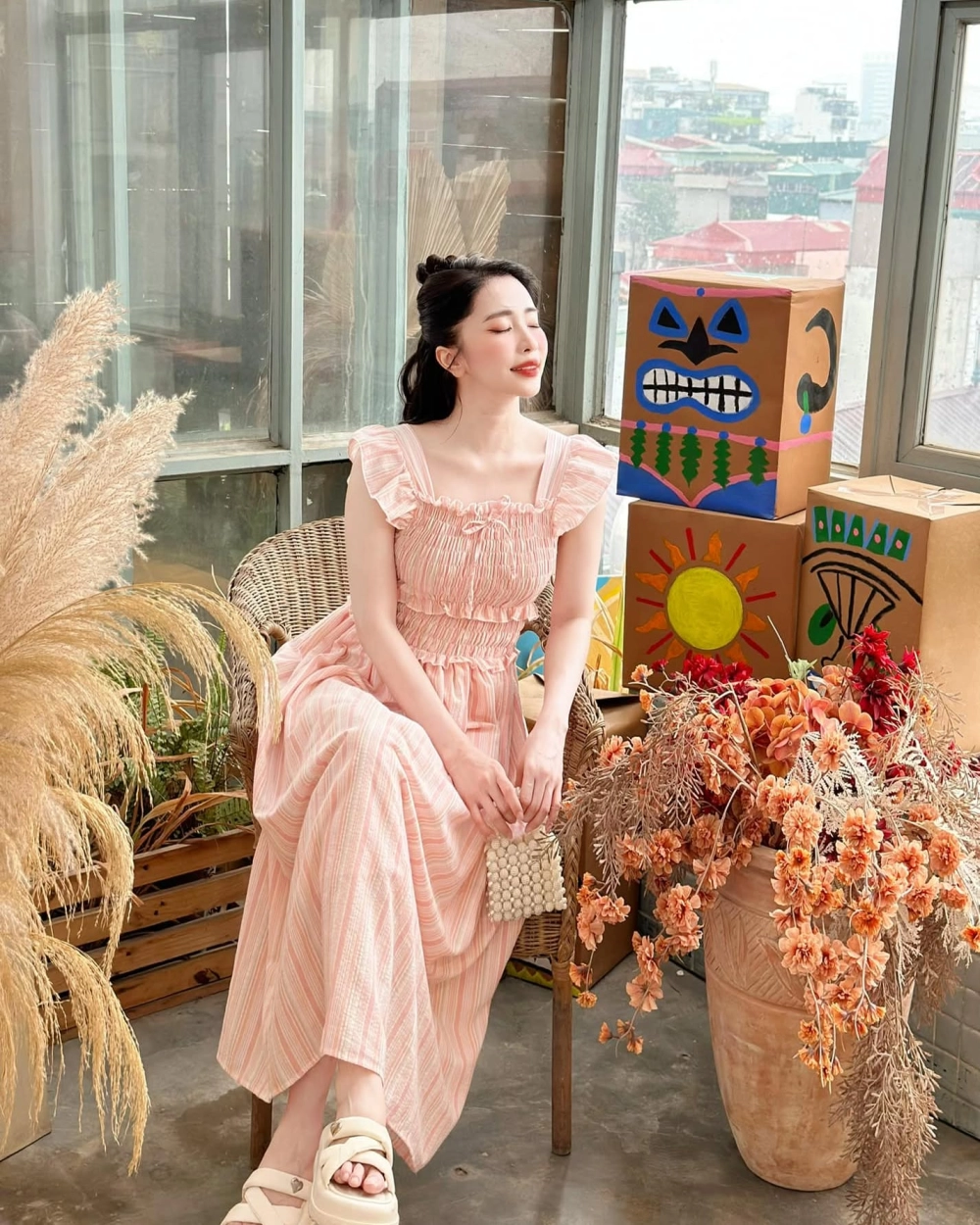 Gái xinh mặc đồ thể hiện phong cách cá nhân và thời trang độc đáo, thu hút sự chú ý lớn