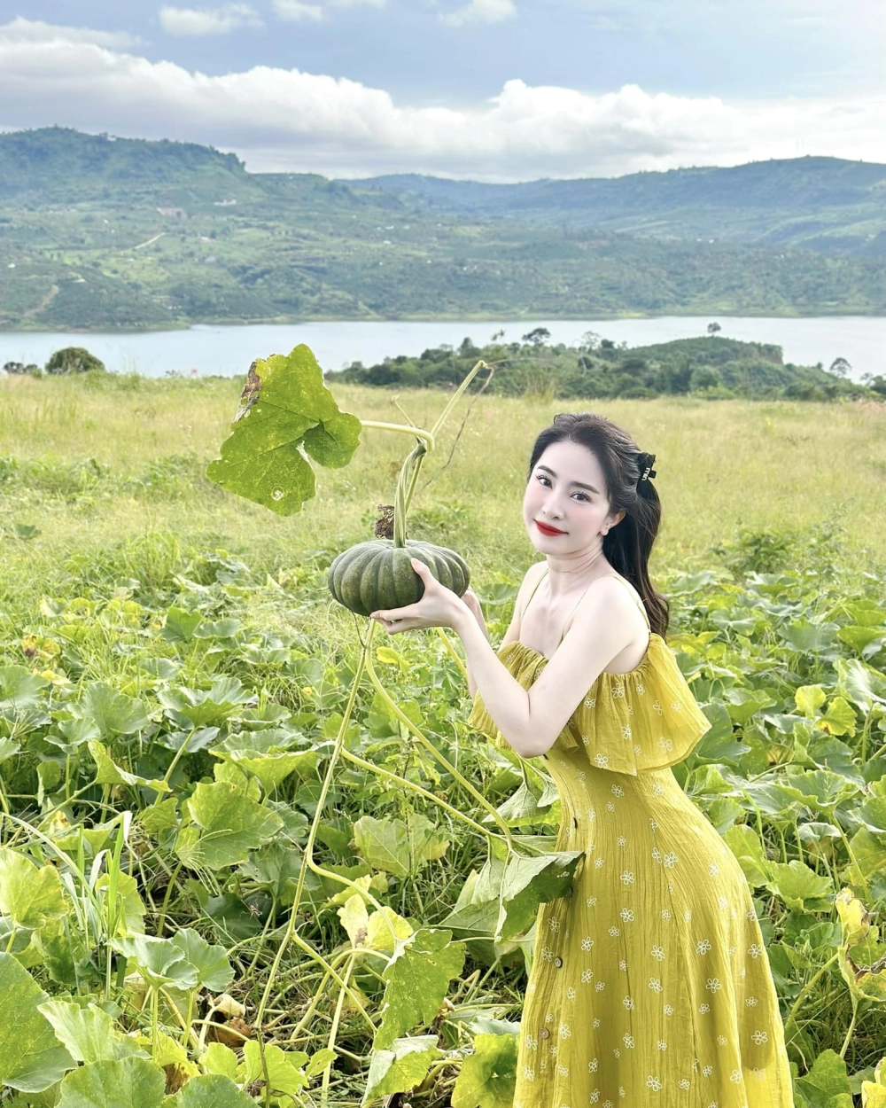 Nắm bắt khoảnh khắc và sự tự nhiên trong ảnh cô gái selfie với điện thoại