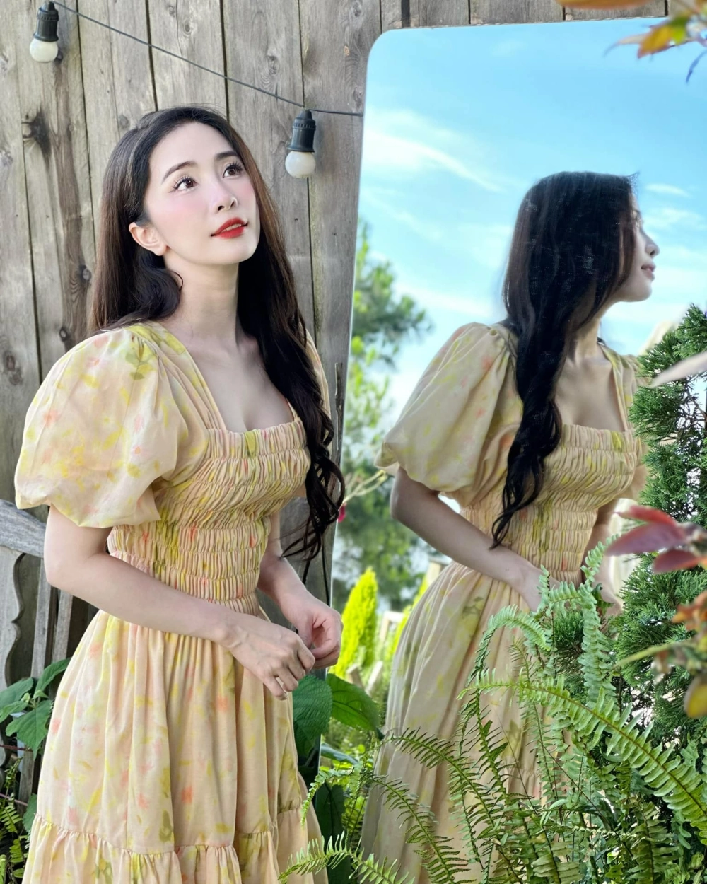 Phá cách và tự tin trong ảnh cô gái với áo crop top đầy cá tính
