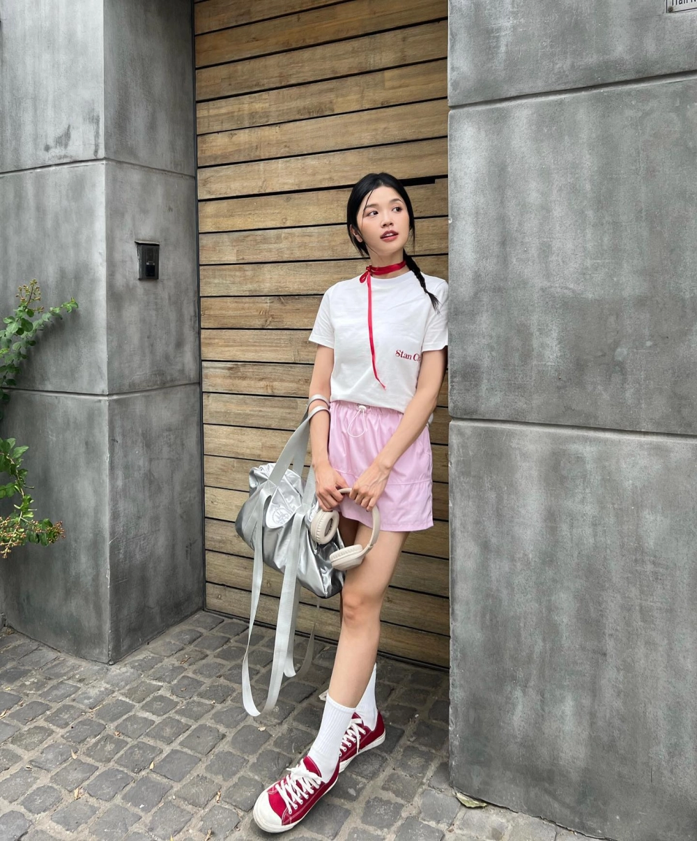 Gái xinh TikTok mặc váy ngắn khoe vẻ đẹp rạng rỡ trong từng khung hình