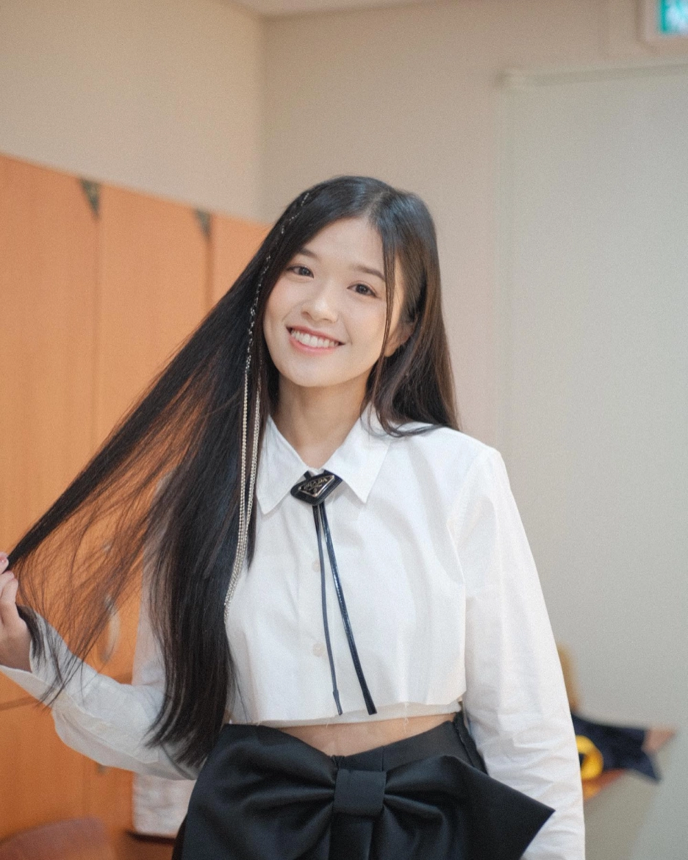 Gái xinh mặc váy ngắn TikTok nổi bật với thần thái cuốn hút và tự tin