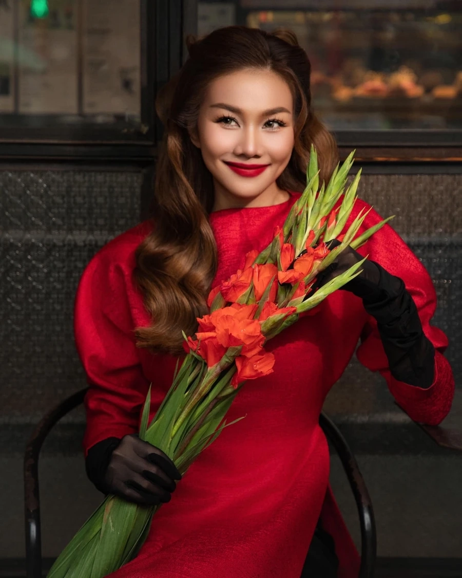 Thanh Hằng catwalk thần thái khiến sàn diễn bùng nổ