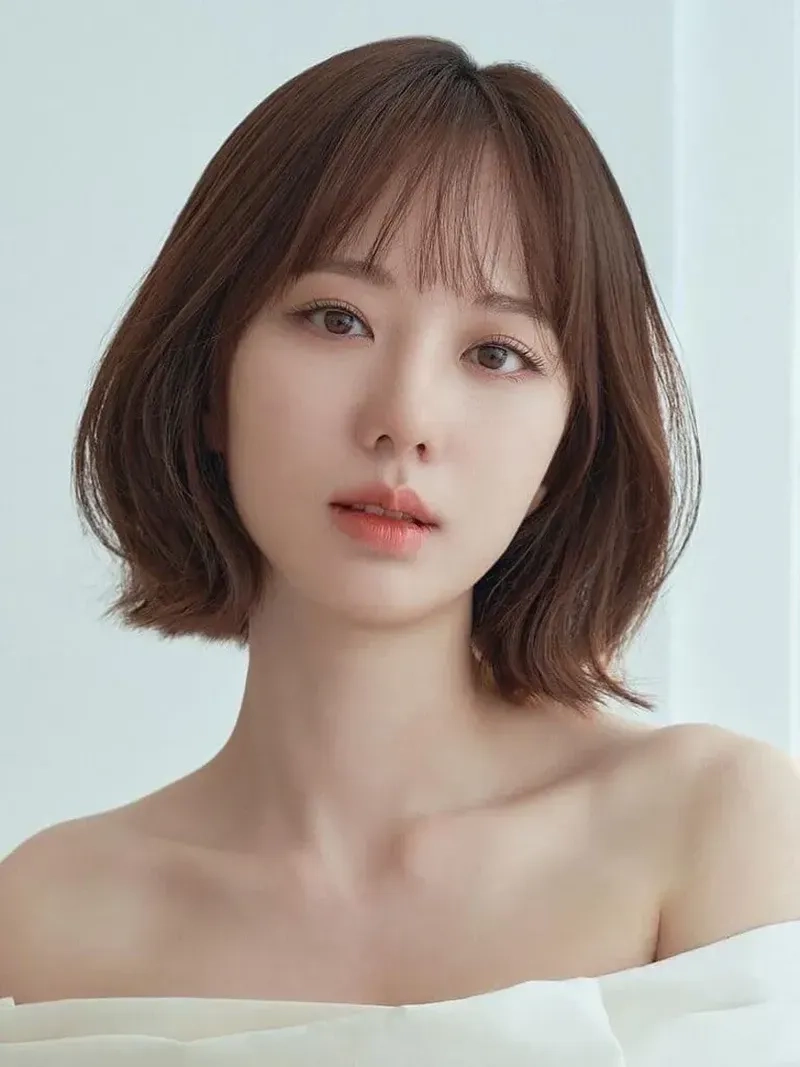 Kiểu tóc ngắn uốn nhẹ mang đến sự mềm mại và lôi cuốn cho phái đẹp