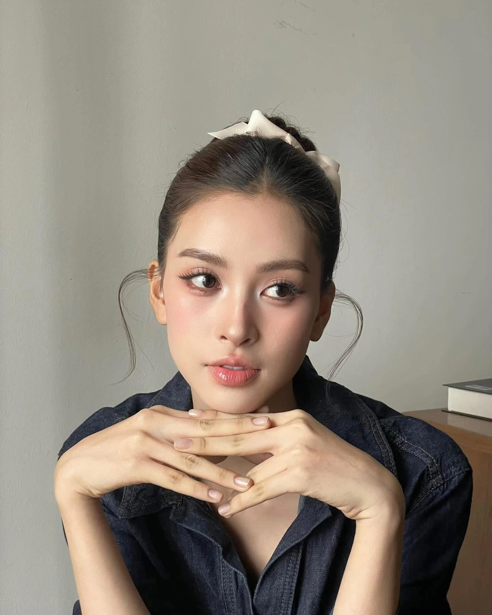 Gái xinh búi tóc rạng rỡ trong từng khung hình