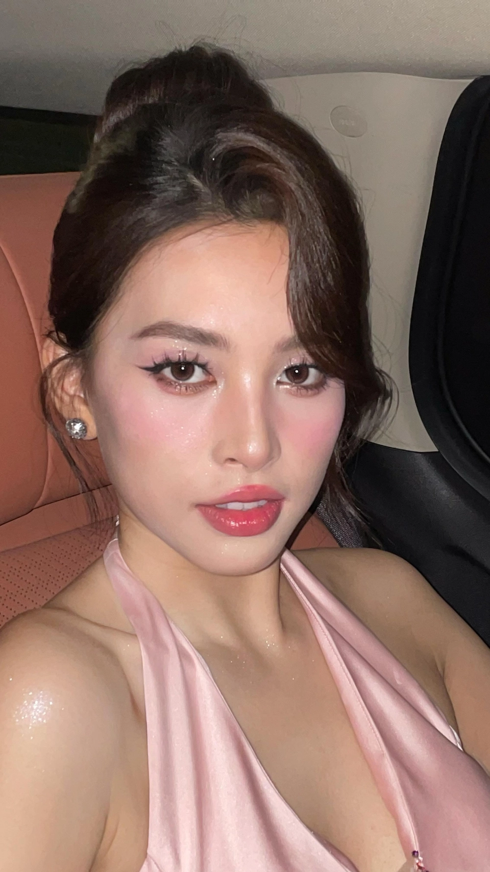 Ảnh gái xinh búi tóc dịu dàng cuốn hút ánh nhìn