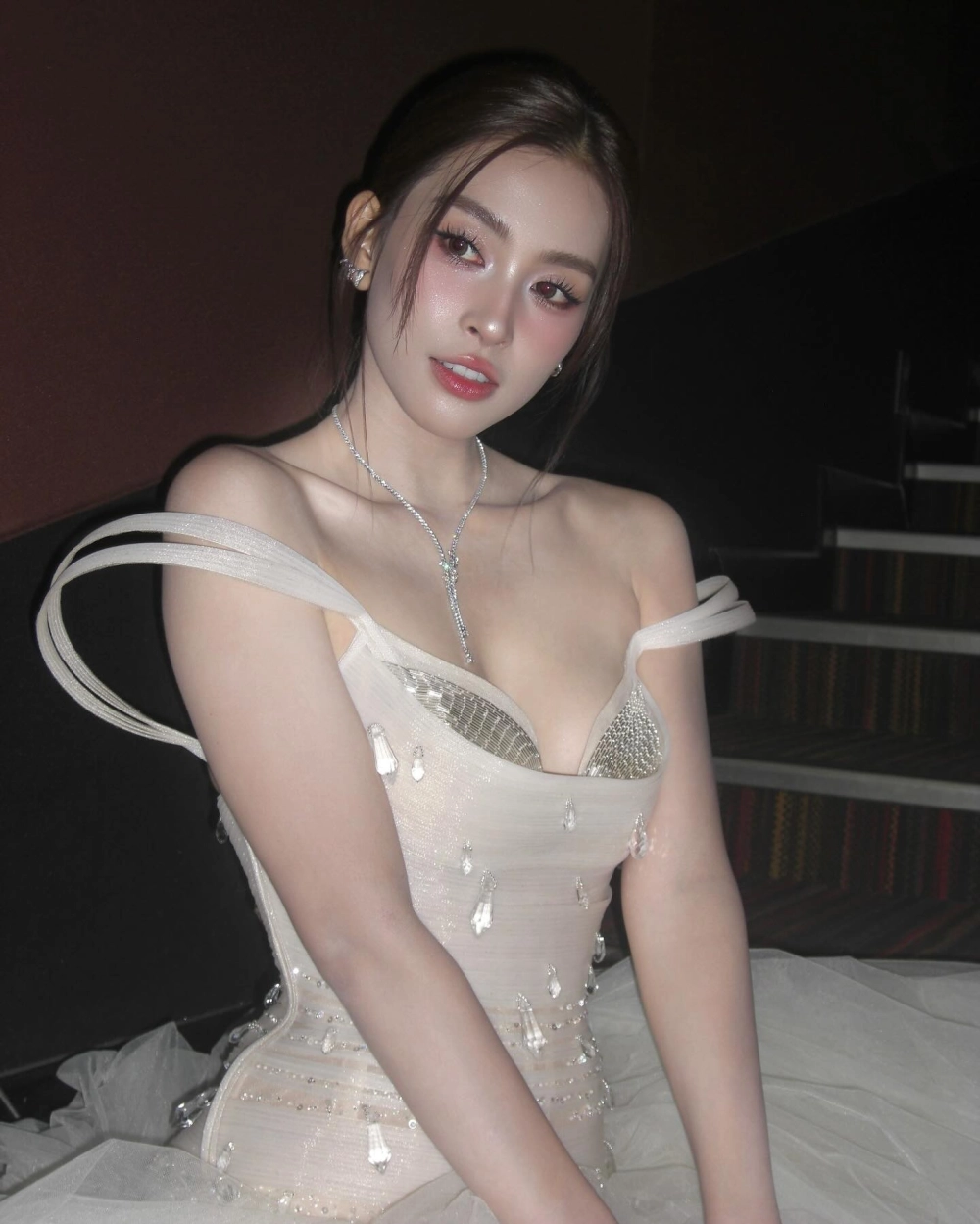 Hình ảnh gái xinh mặc váy trắng rất phổ biến trên các nền tảng như Pinterest, Instagram