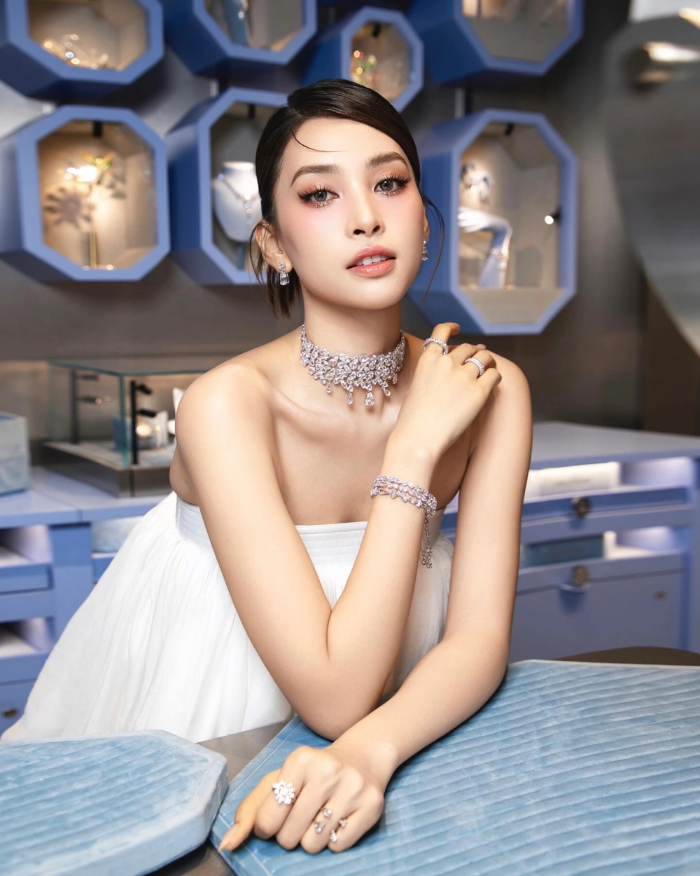 Cô gái mặc váy trắng như một “nàng thơ” bước ra từ tranh vẽ