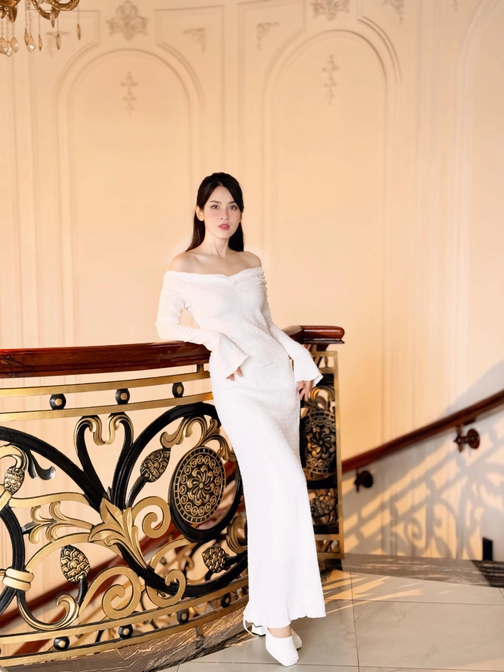 Gái xinh áo dài trắng live tiktok gây ấn tượng với vẻ đẹp thuần khiết và dịu dàng trong tà áo dài