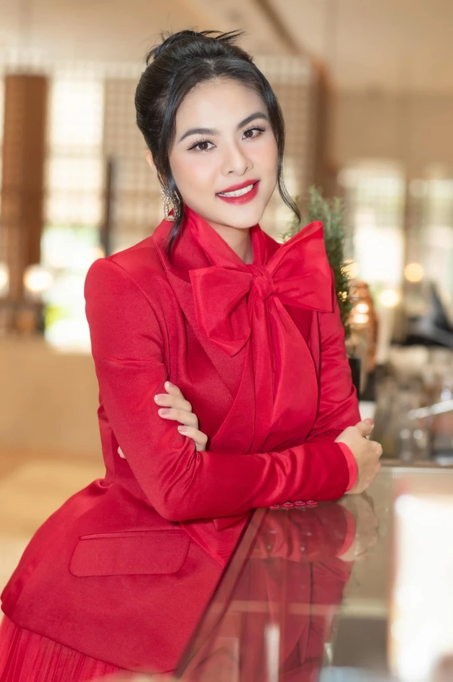 Vân Trang mặc áo dài dịu dàng khoe nét đẹp truyền thống Việt