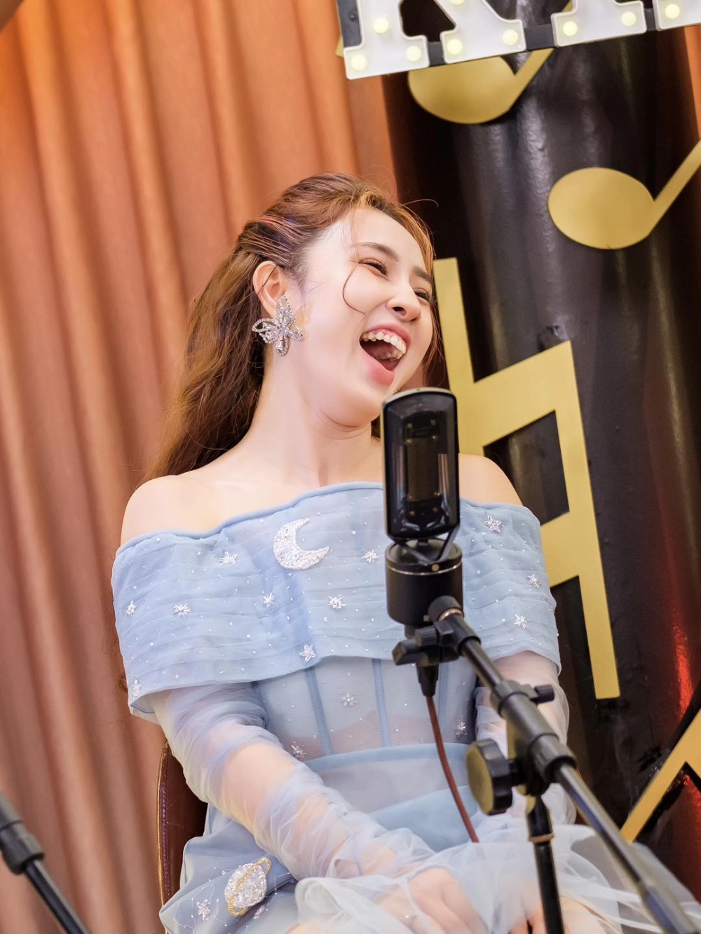 Ca sĩ Bảo Trâm nổi bật với những bản ballad buồn