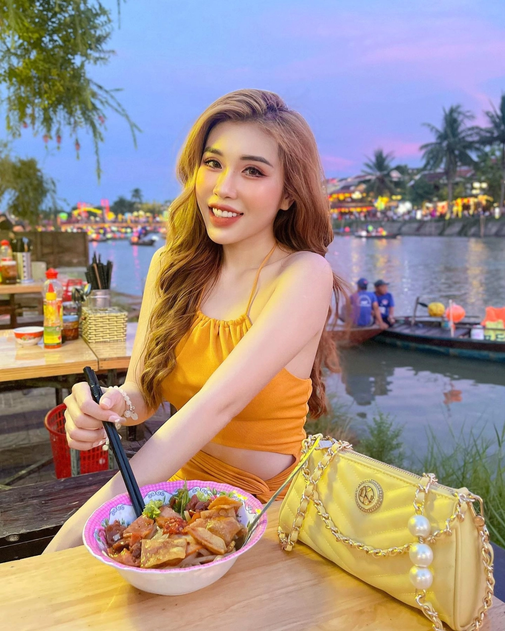 Bảo Trân Mặt trời bay đẹp như nàng thơ giữa ánh nắng rực rỡ