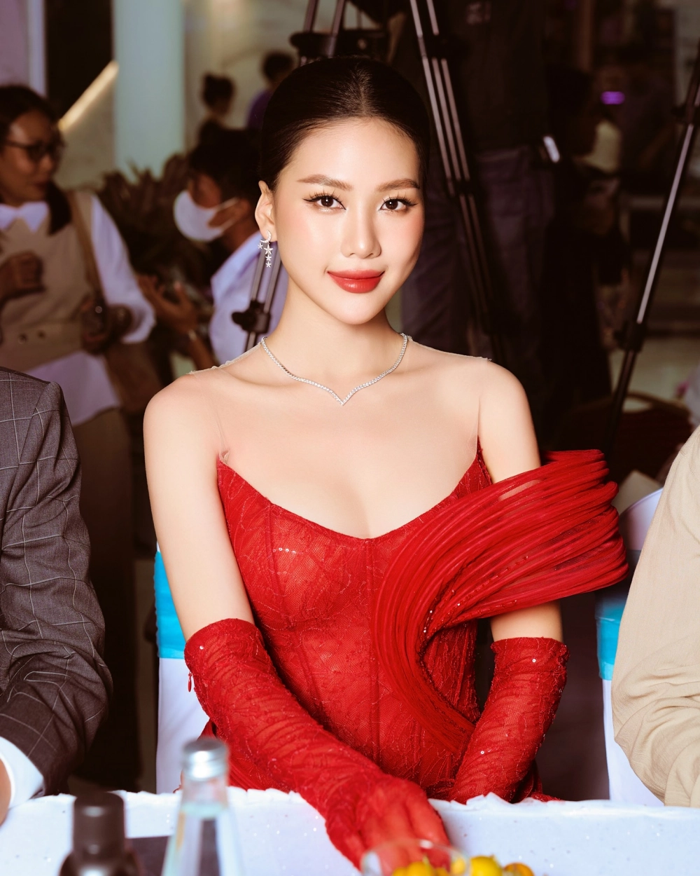 Bùi Quỳnh Hoa Miss Universe xuất hiện cùng dàn thí sinh quốc tế