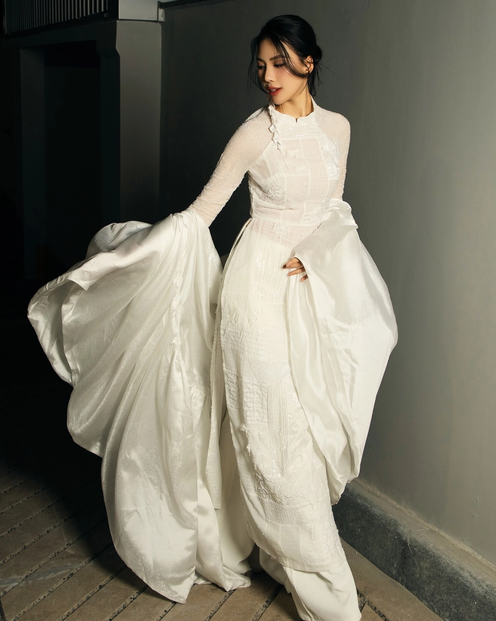 Bùi Quỳnh Hoa Miss International Queen diện đồ dạ hội lộng lẫy