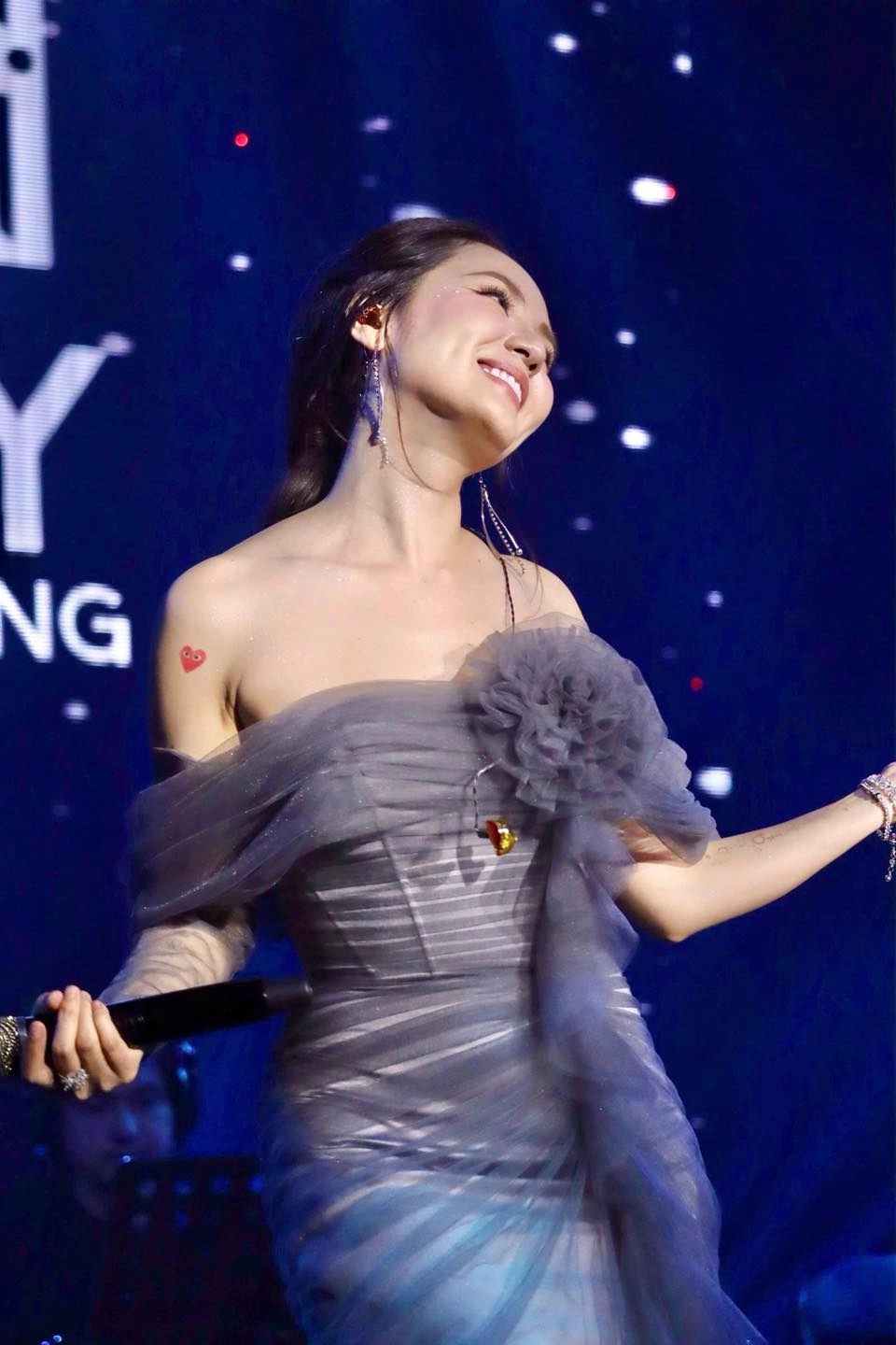 Theo dõi ca sĩ Phương Linh Instagram để chiêm ngưỡng những khoảnh khắc đáng nhớ trong đời sống của cô