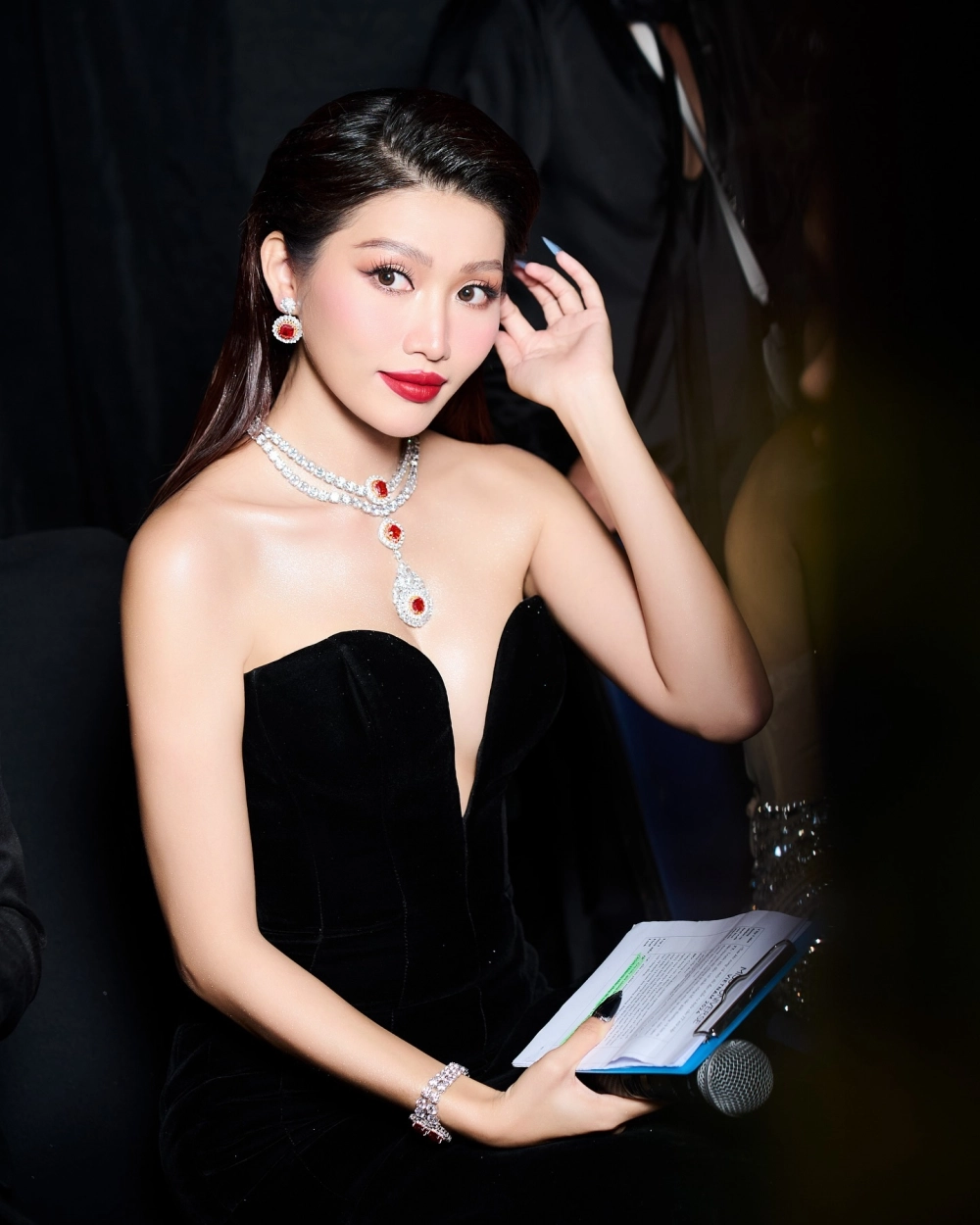 Tìm hiểu đầy đủ về Chế Nguyễn Quỳnh Châu trên wiki