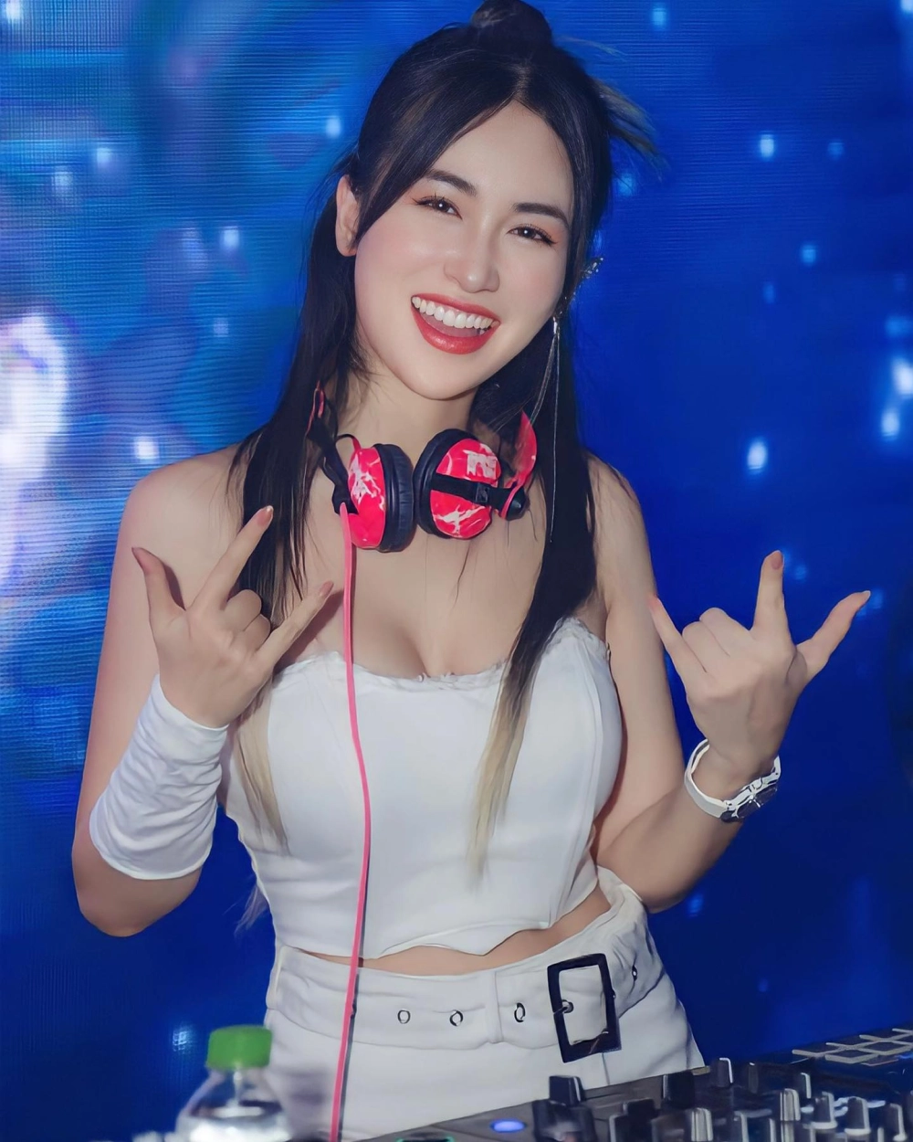 Vẻ ngoài xinh đẹp và DJ Trang Moon chiều cao lý tưởng khiến ai cũng ngưỡng mộ