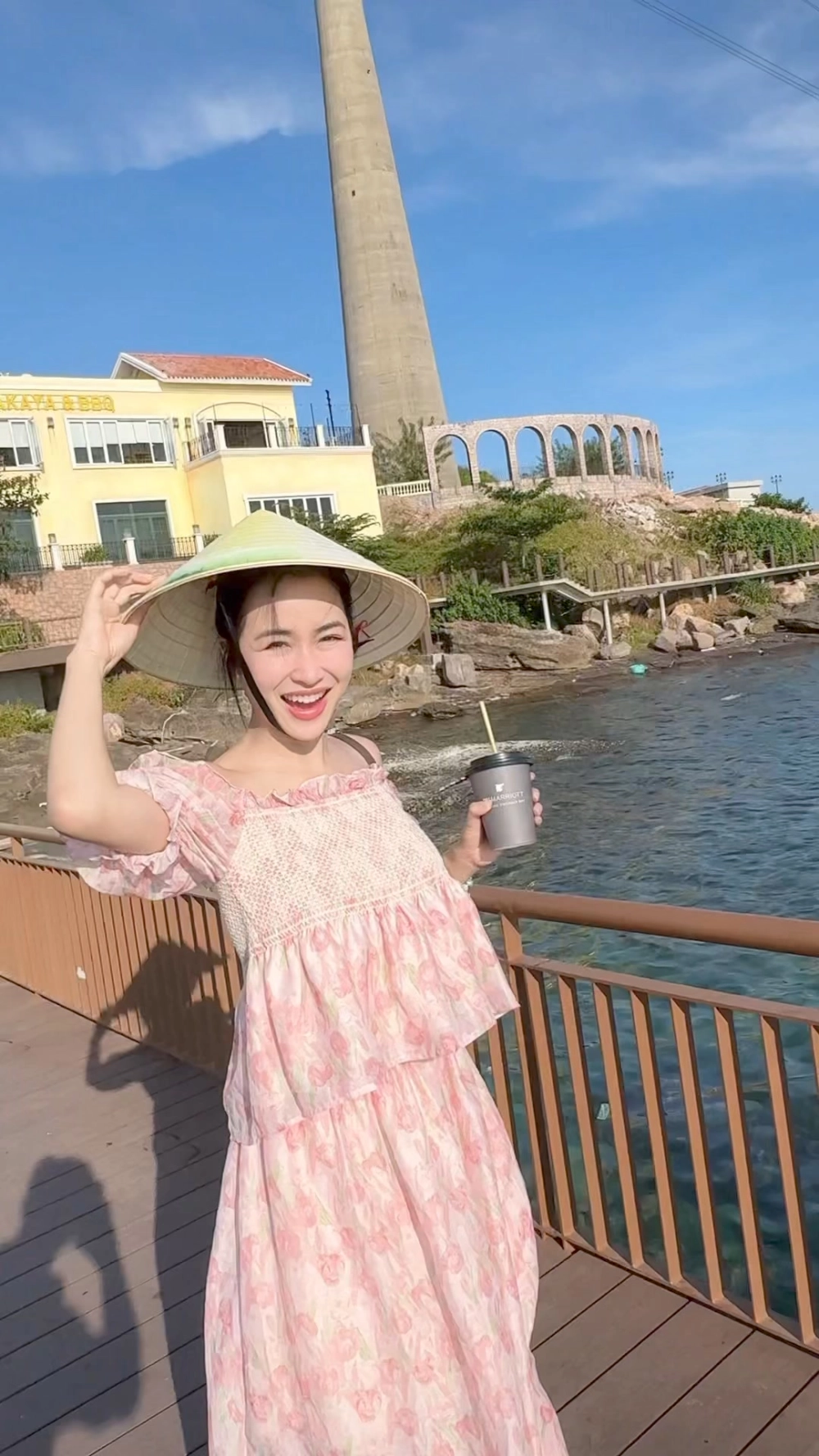 DJ Trang Moon chiều cao vượt trội và phong cách ấn tượng thu hút mọi ánh nhìn