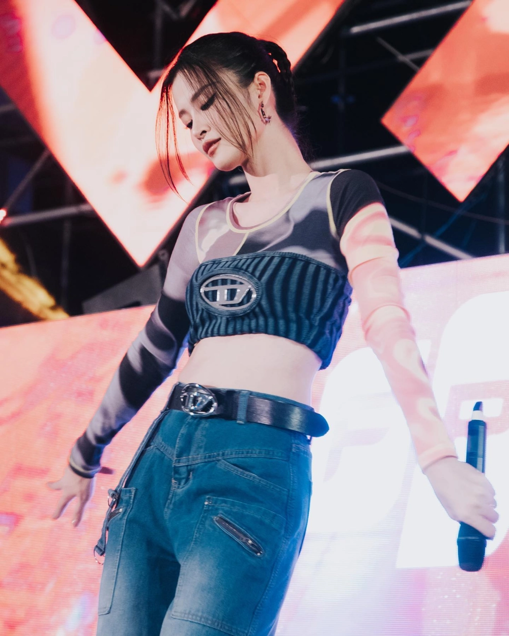 Sôi động cùng MV ten on ten Đông Nhi cực chất