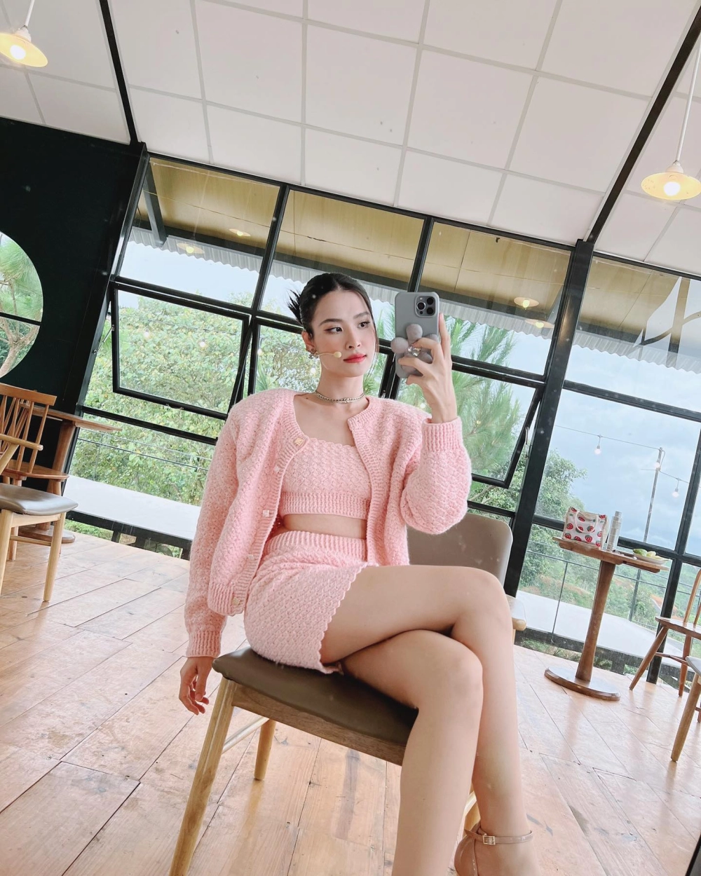 Cảm nhận nỗi đau tình yêu qua Đông Nhi nghi ngờ