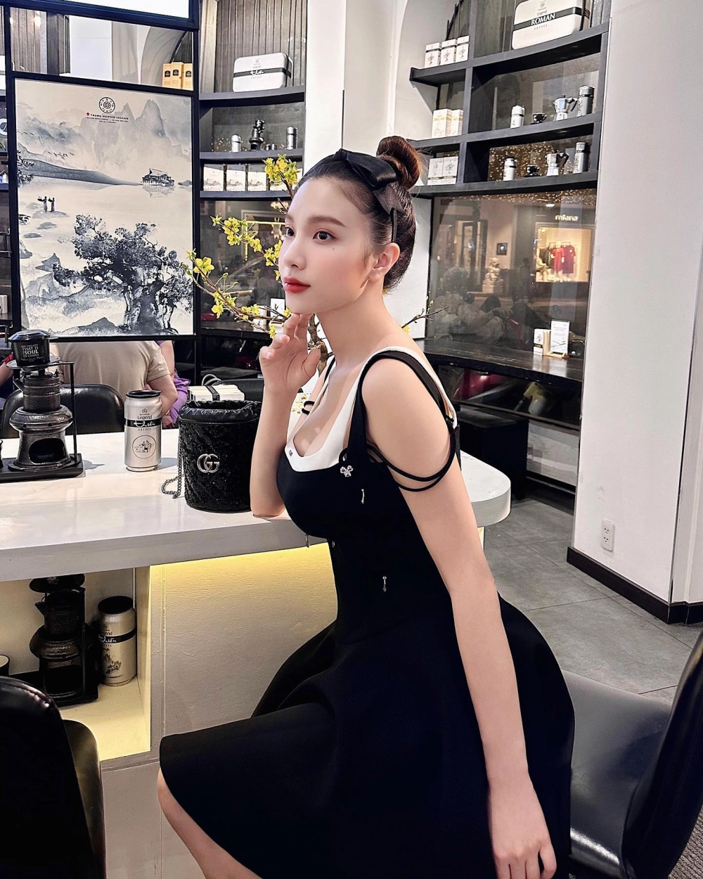 Tìm hiểu và nghe những bài hát của hạnh sino với phong cách âm nhạc độc đáo