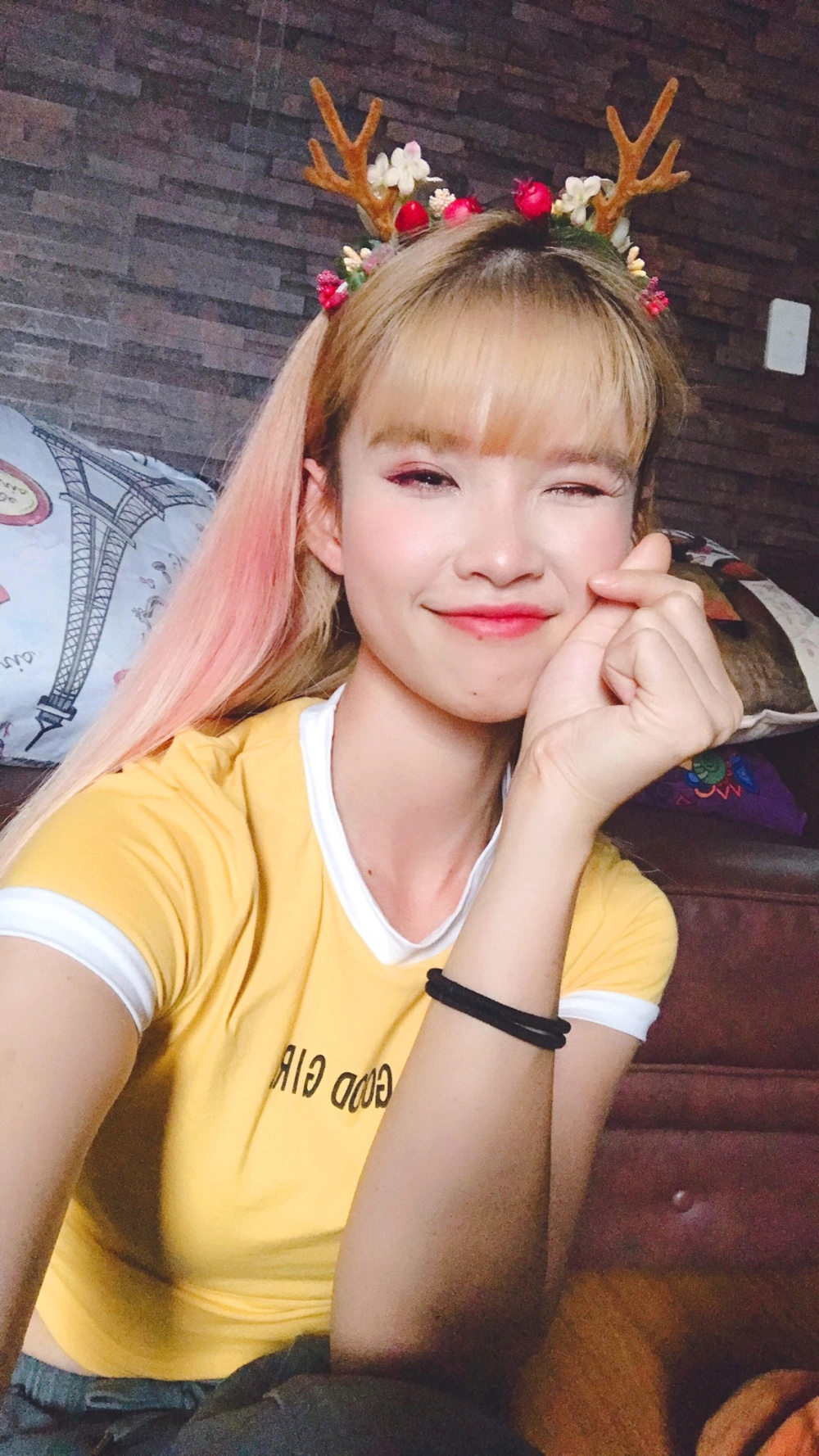Cùng hát theo người yêu cũ khởi my karaoke và thể hiện cảm xúc trong từng câu hát