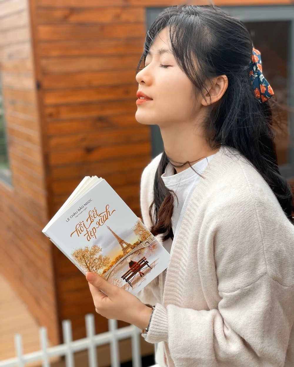 Kiều Oanh tỏa sáng với vẻ đẹp duyên dáng và tài năng hài hước