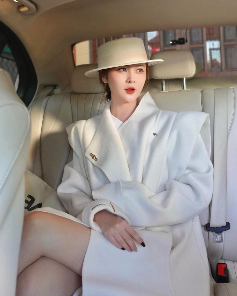 Ribi Sachi mấy tuổi vẫn giữ được thần thái rạng ngời