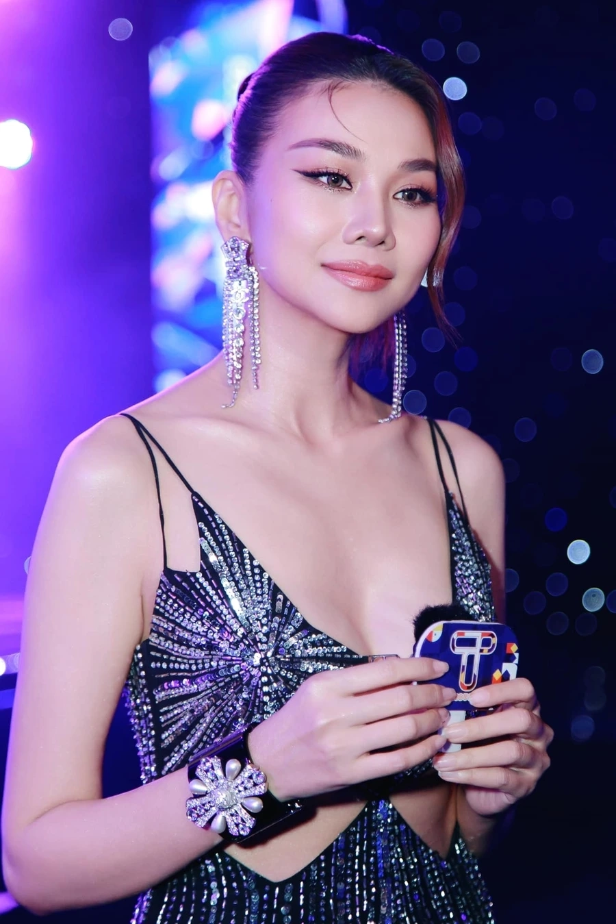 Hoa Hậu Thanh Hằng luôn tỏa sáng với nhan sắc và trí tuệ nổi bật