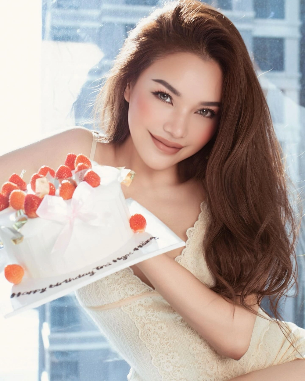 Người mẫu Trà Ngọc Hằng sinh năm bao nhiêu được tìm nhiều