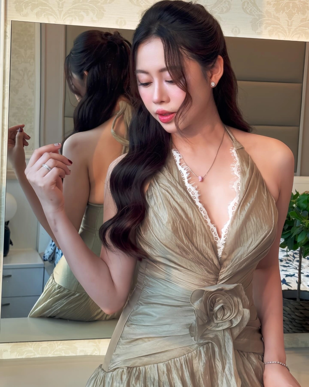 Thư giãn cùng những khoảnh khắc Việt Phương Thoa trồng cây tại vườn nhà