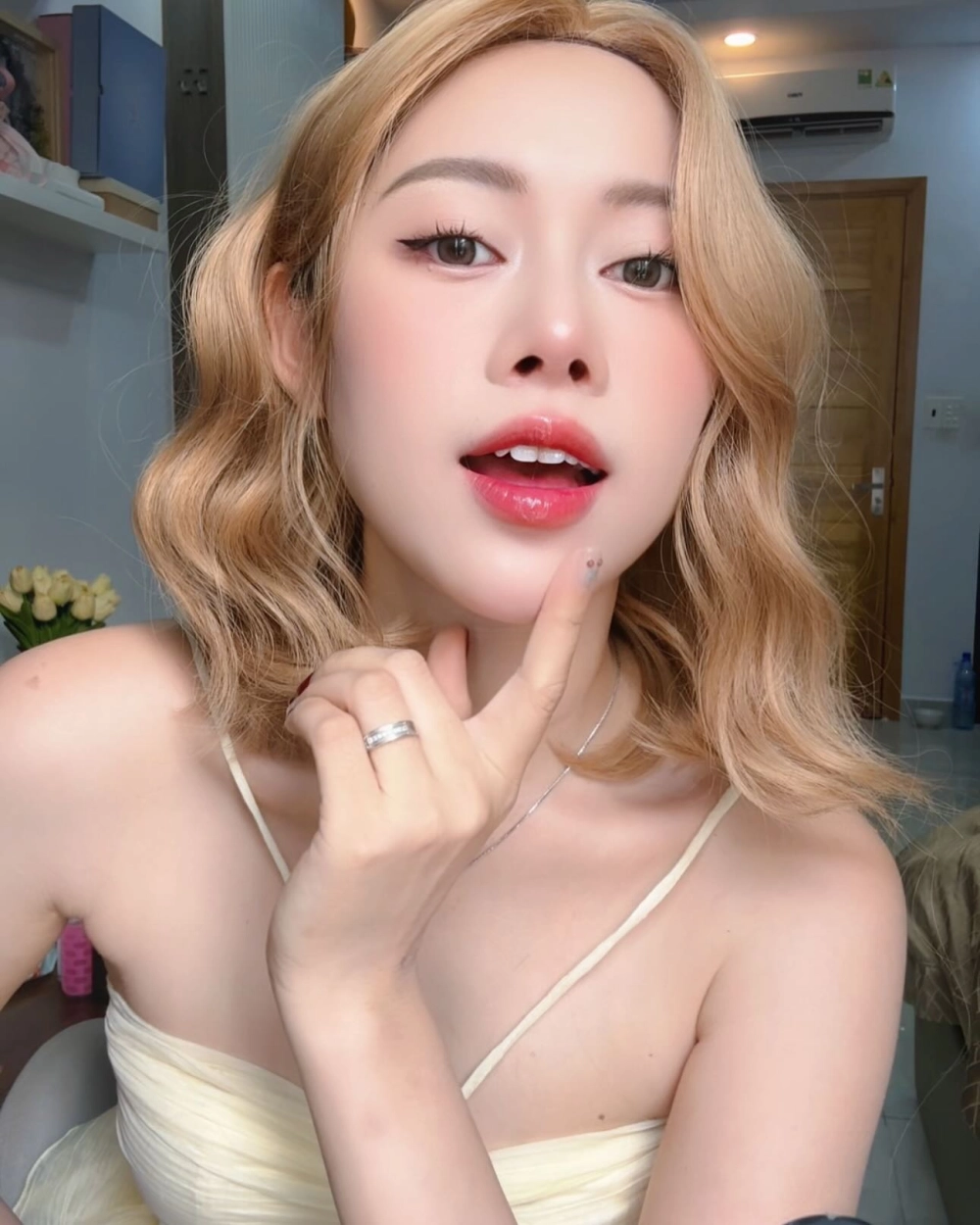 Việt Phương Thoa đi ăn cùng bạn bè và gia đình tại những địa điểm yêu thích